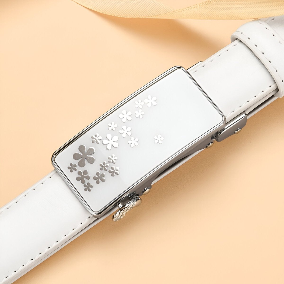 Belt auBerkeRayyanyatique in leather with buckle fleurie, model Nhi - Zictor