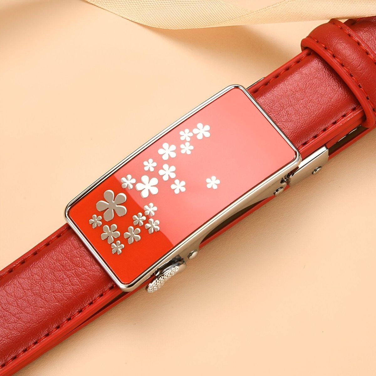 Belt auBerkeRayyanyatique in leather with buckle fleurie, model Nhi - Zictor