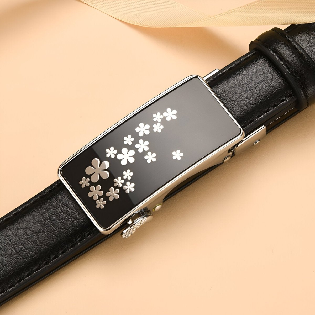 Belt auBerkeRayyanyatique in leather with buckle fleurie, model Nhi - Zictor
